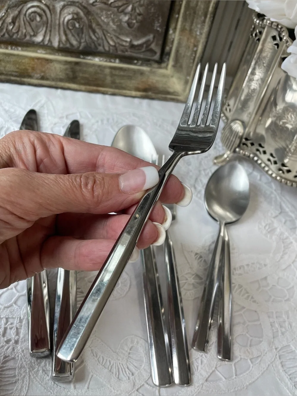Oneida 18/10 silver stainless steel flatware set clean lines